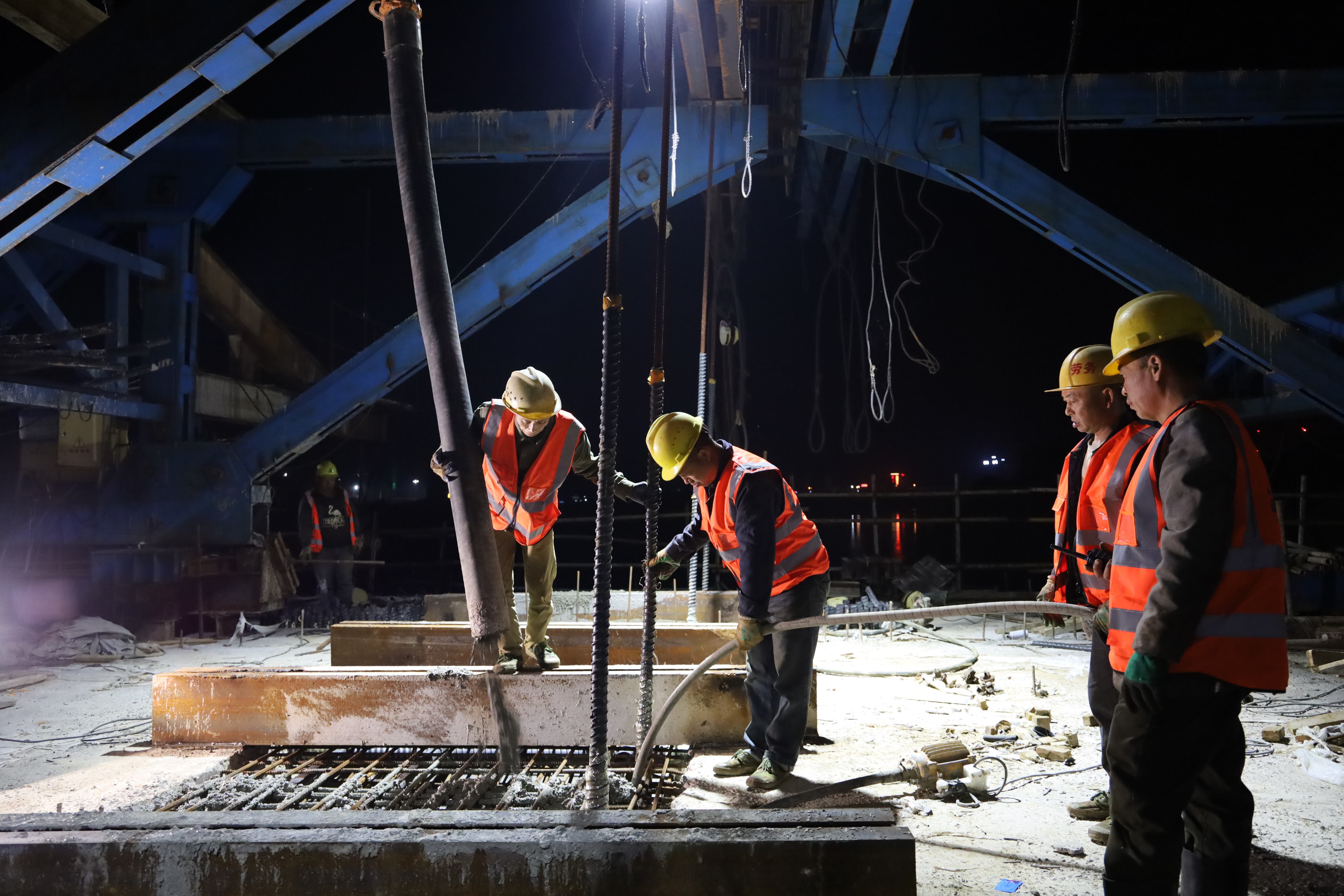 紅壁巖大橋中跨合龍段施工順利完成！