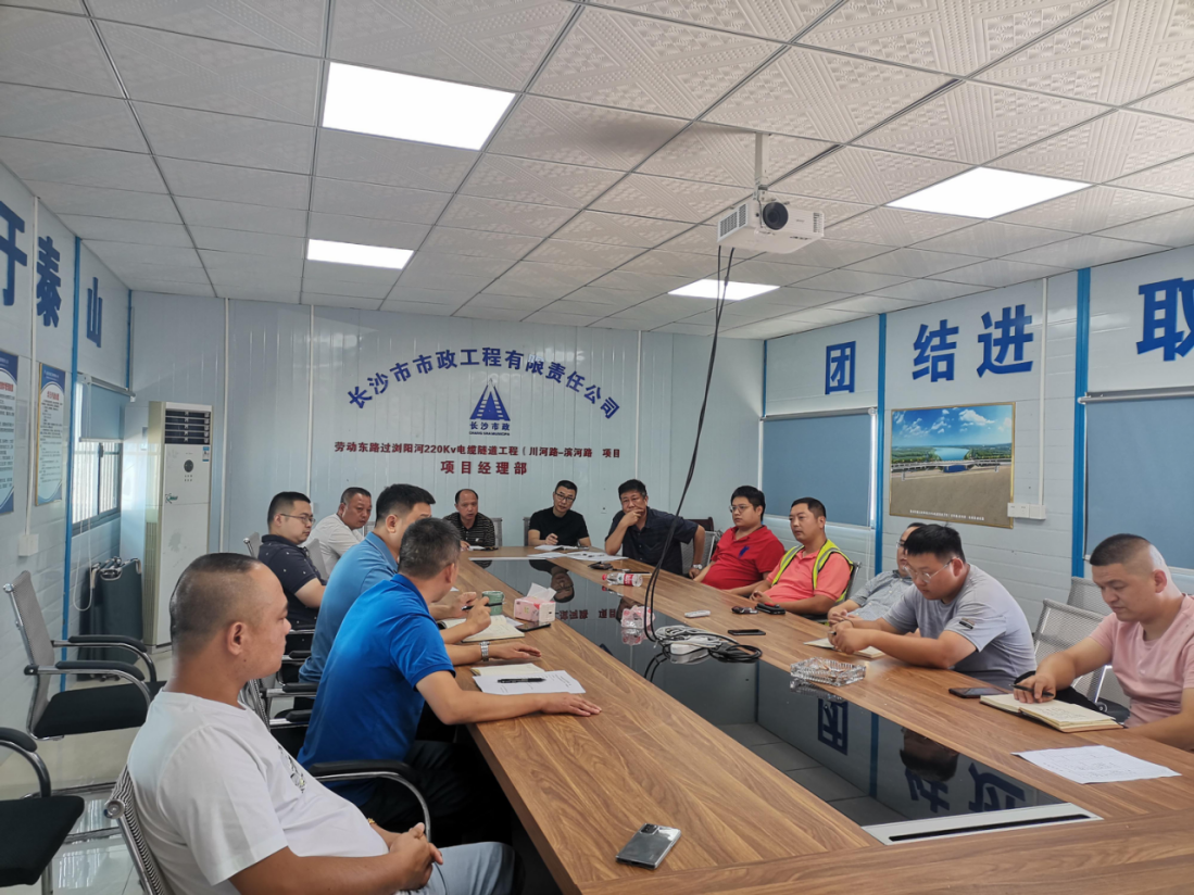 獻禮國慶 | 勞動?xùn)|路過瀏陽河220kV電纜隧道工程頂進設(shè)備順利完成吊裝！